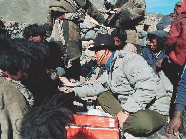 ÿ������ǰ�׷�ɭ�����Լ���Ǯ����ҩƷװ��Сҩ�䣬����������������������Χ��һȺ�Ⱥ򿴲���Ⱥ�ڡ�